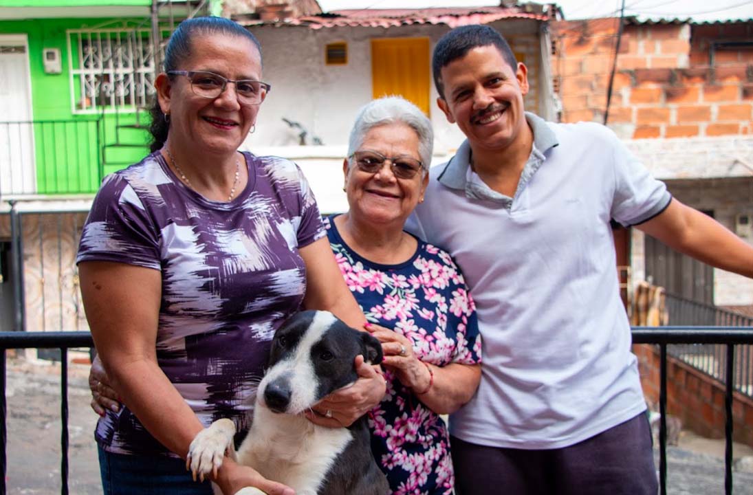 Imagen de familia con perro