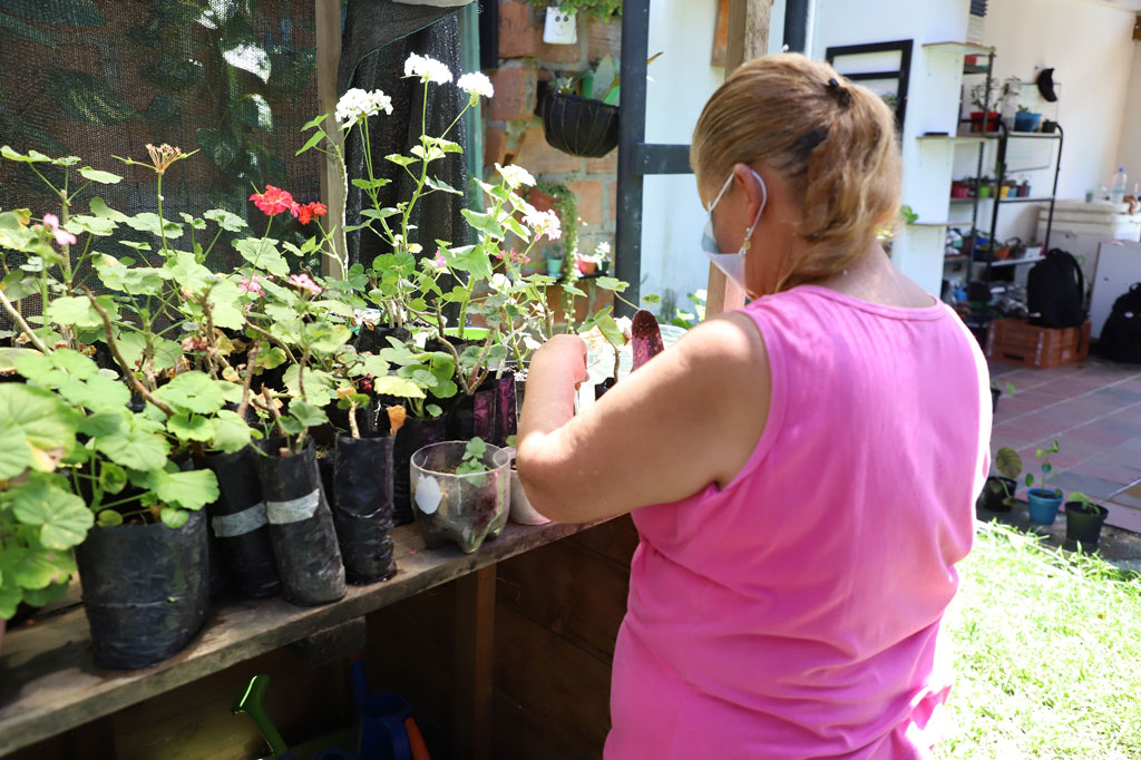 Mujer podando plantas