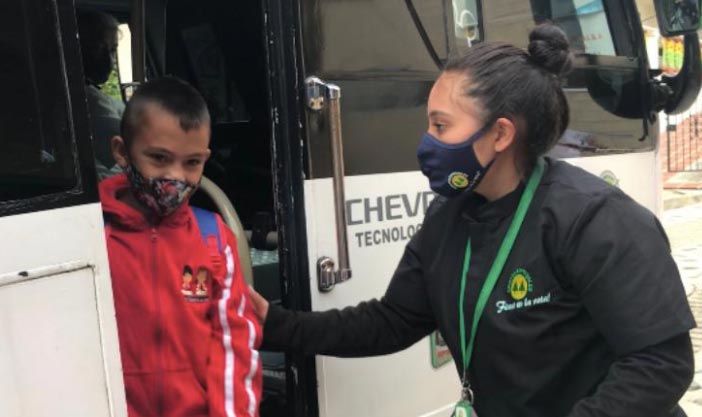 Niño en transporte escolar