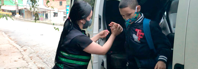 Niño en transporte escolar