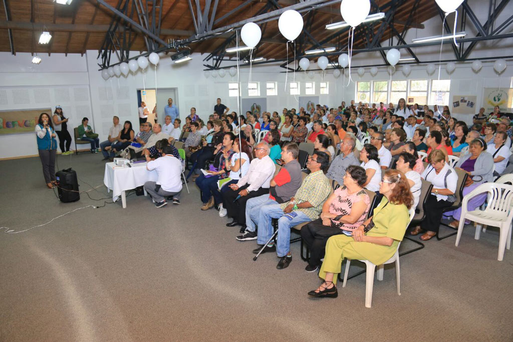 Adultos en evento del Sistema Municipal de Participación