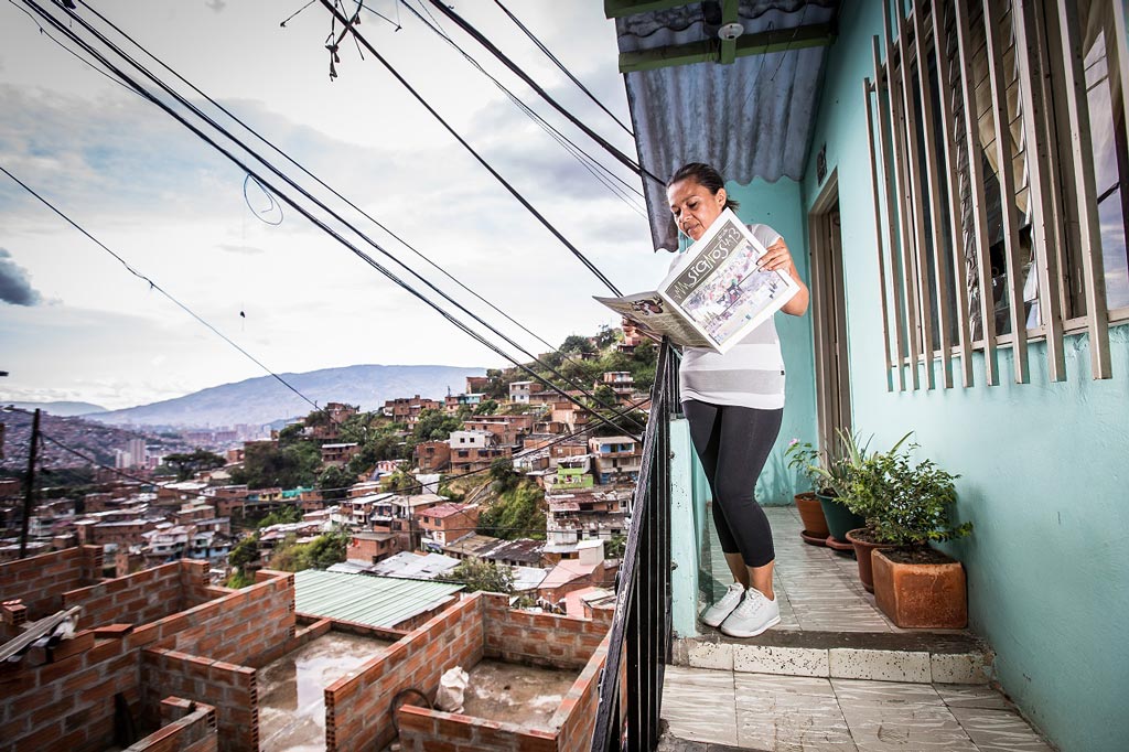 Mujer leyendo prensa