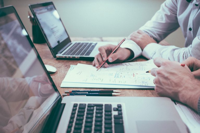 Personas trabajando en equipo