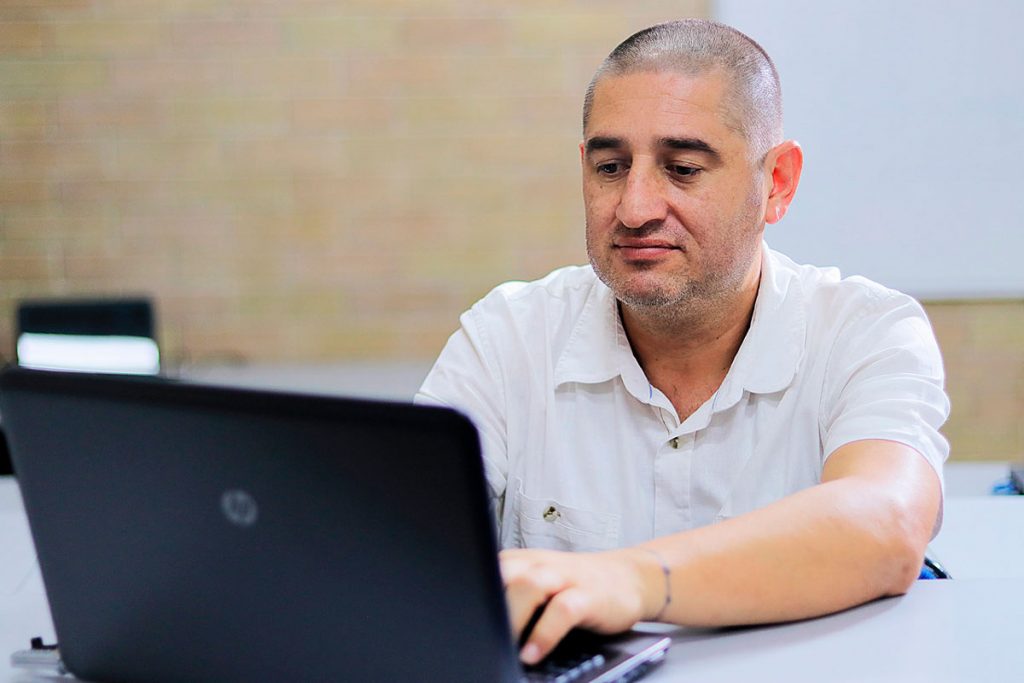 Hombre trabajando en computador