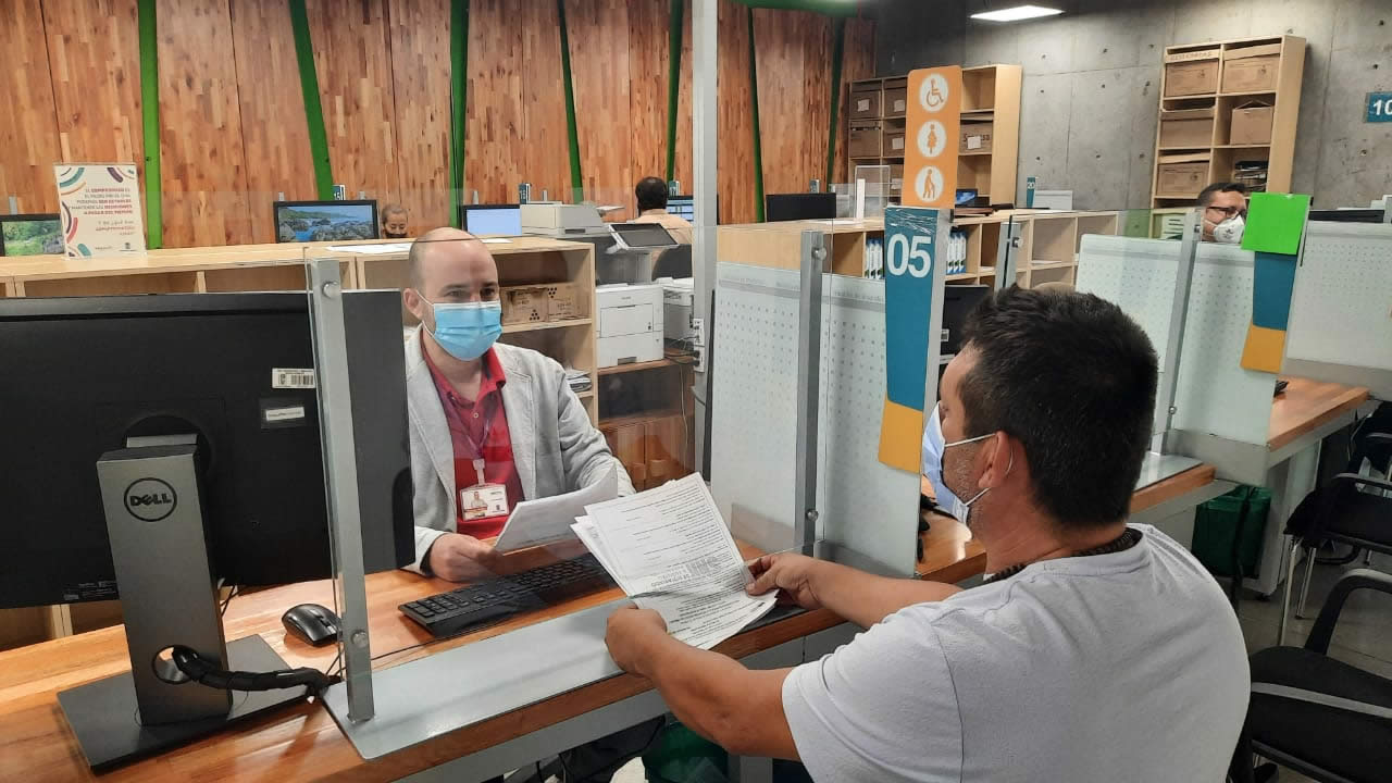 Persona pagando impuesto predial