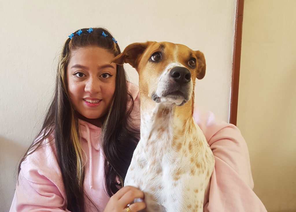 Guajira es inquieta, ladra mucho y no le gusta para nada que le mochen las uñas. Por eso a veces es muy esquiva con los extraños