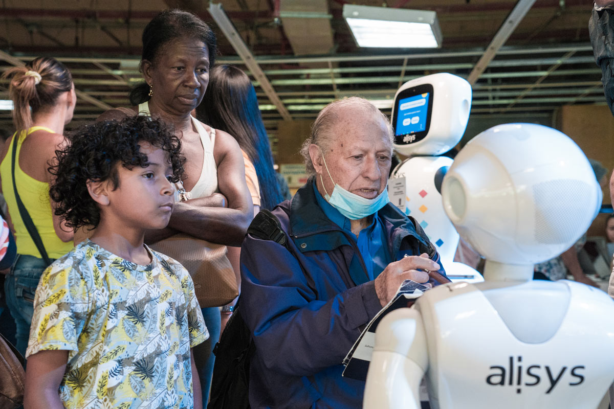 Robots ‘Pepper’ y ‘James’