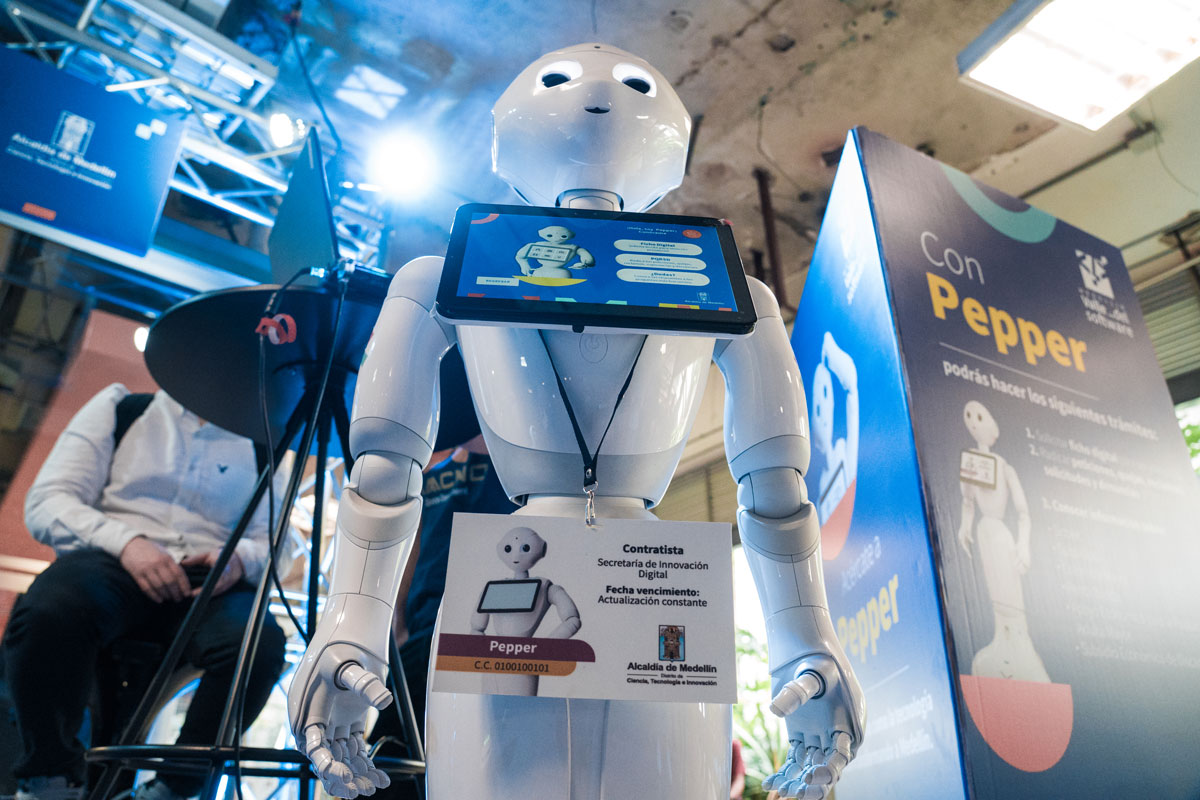 Robots ‘Pepper’ y ‘James’ Robots ‘Pepper’ y ‘James’