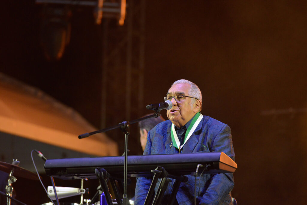 Escenario Conexión - Alci Acosta en la Noche de Cantautores y Boleros