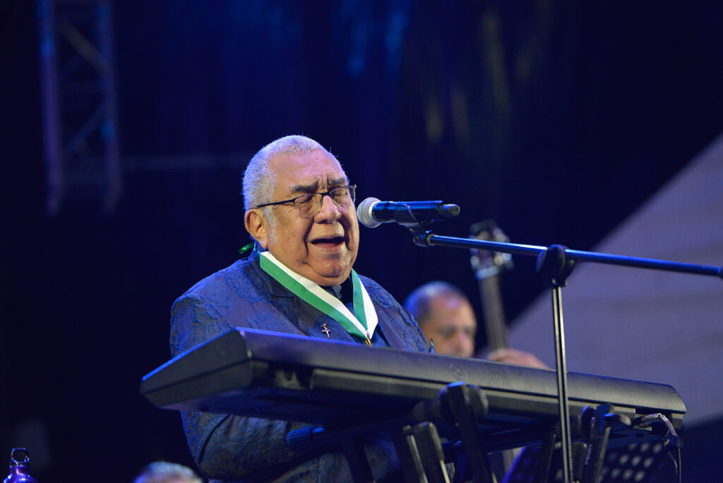 Escenario Conexión - Alci Acosta en la Noche de Cantautores y Boleros