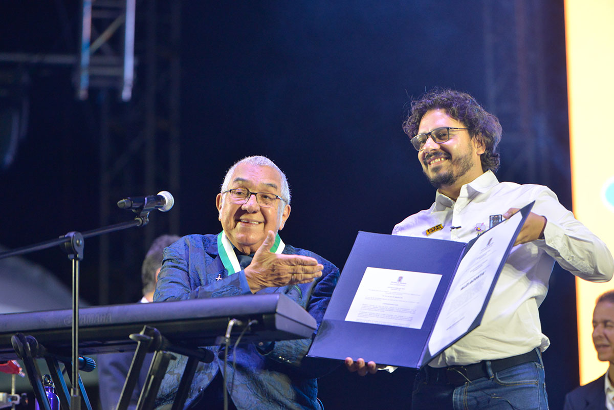 Escenario Conexión - Alci Acosta en la Noche de Cantautores y Boleros
