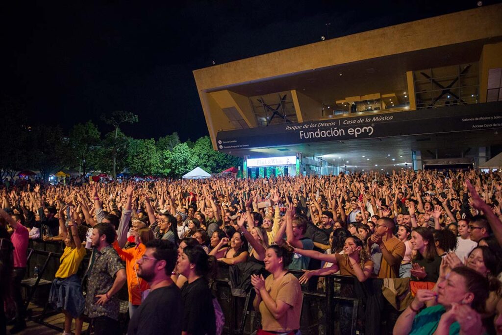 Escenario Conexión - Alci Acosta en la Noche de Cantautores y Boleros