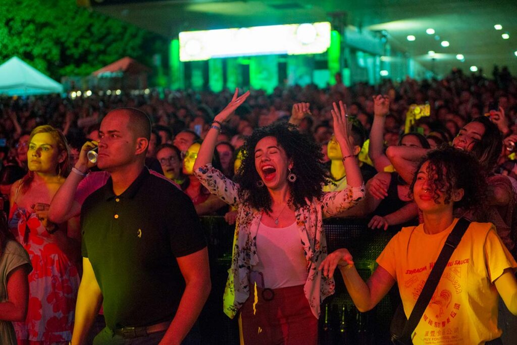 Escenario Conexión - Alci Acosta en la Noche de Cantautores y Boleros