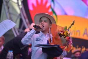 Kevin Andrés Duque Loaiza, “El Paisita del Oriente” es el Rey del Festival Nacional Infantil de la Trova Ciudad de Medellín
