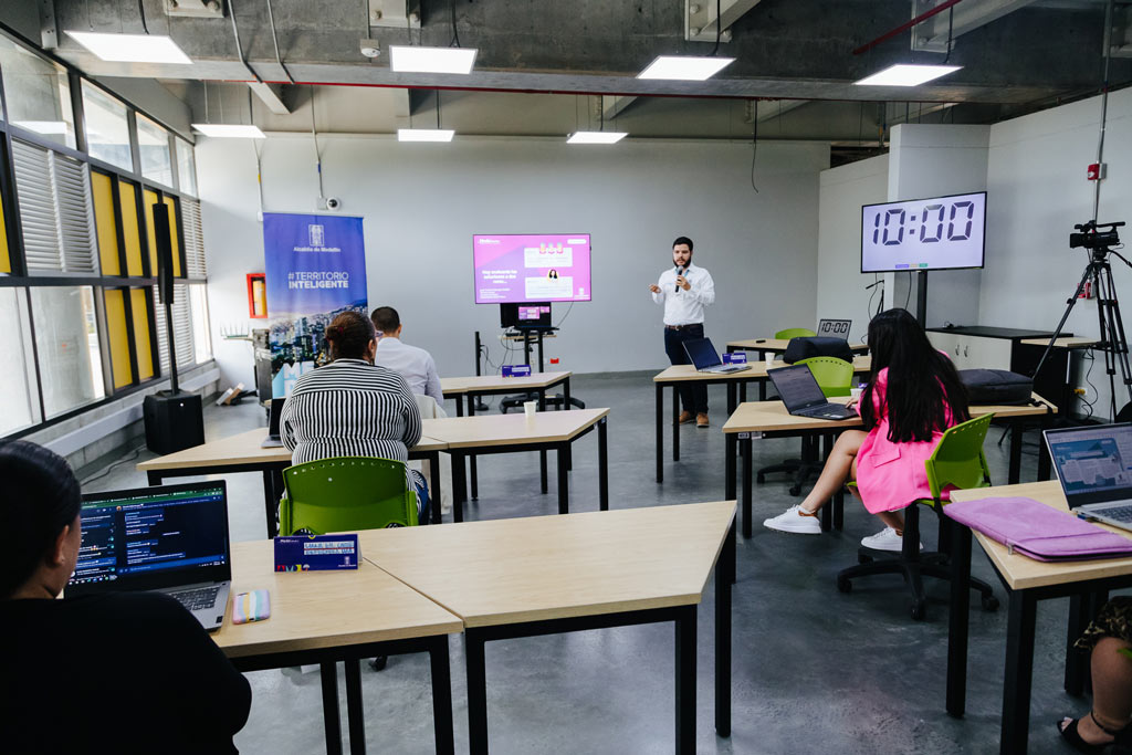 Asistente virtual y videojuego tipo Metaverso