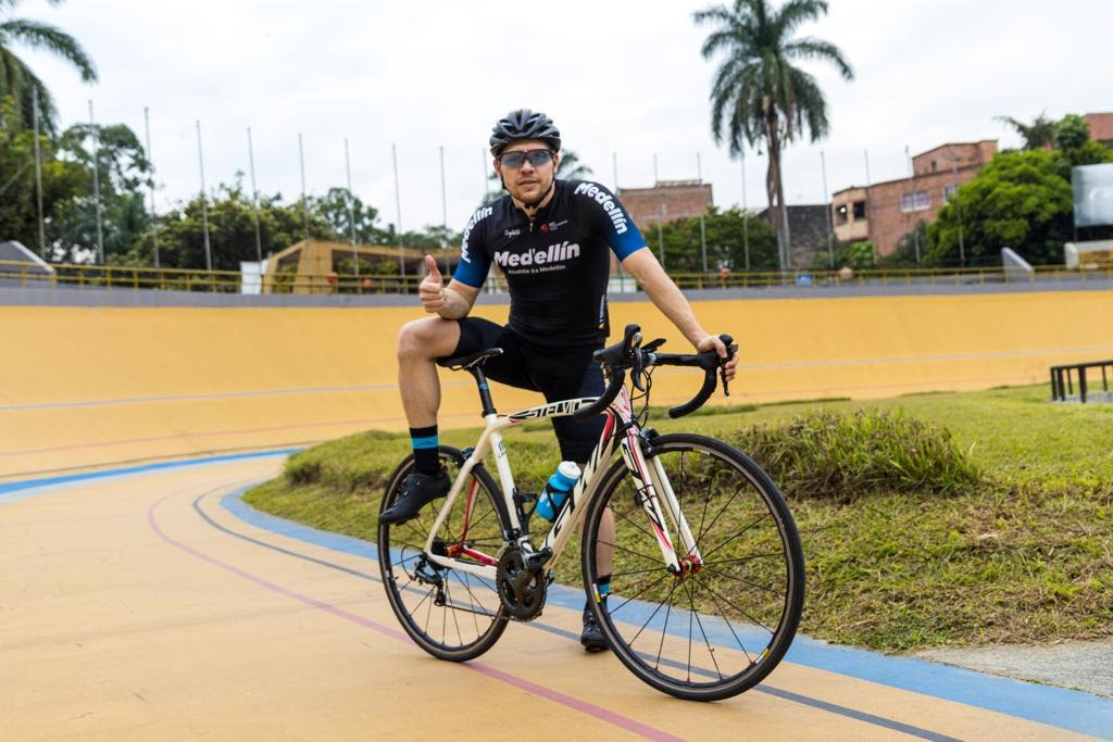 Por décima tercera vez en la historia de las justas, la delegación distrital se alzó con el primer lugar, título que le fue esquivo desde 2013 y que este año, con 197 deportistas en 21 modalidades, recuperó el trono superando en la tabla general a la delegación de Cali, clásico rival en estos Juegos. Juan Felipe Vanegas Upegüi practica ciclismo hace una década, y desde que se ganó el cupo para representar a Medellín en Yopal 2022, su principal objetivo estuvo enfocado cien por ciento en traerle a la ciudad la mayor cantidad de medallas posibles. Vanegas Upegui de 33 años, sociólogo y especialista en Cultura Política, hace parte de la Subsecretaría de Derechos Humanos, en la capital de Casanare compitió en tres modalidades: contrarreloj individual donde ganó medalla de plata; prueba de montaña, y pese a sufrir una leve enteritis alcanzó la medalla de bronce; y, por último, el circuito de 60 Km, donde se coronó campeón nacional. Sin lugar a duda, la medalla de oro buscó ganarla en juegos anteriores, y este año, después de mucho sacrificio y esfuerzo, se la pudo traer a la ciudad. “Para mí es una satisfacción muy grande escuchar a mis familiares y compañeros de trabajo corear mi nombre, y escucharles decir que se sienten orgullosos de mí, es algo que no lo comparo con nada y me llena de una alegría inmensa”. La siguiente competencia que disputará Juan Felipe serán las olimpiadas institucionales, en noviembre próximo, donde espera representar de la mejor manera a la Secretaría de Inclusión Social, Familia y Derechos Humanos.
