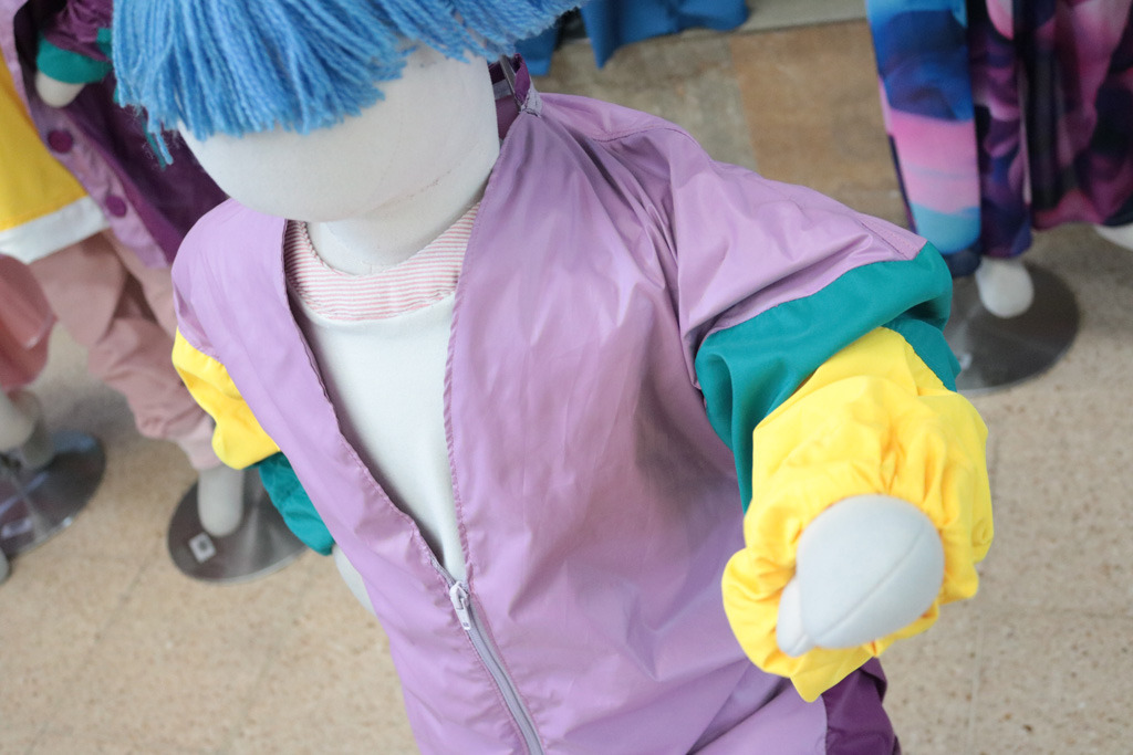 Estudiantes diseñan prendas de vestir que se adaptan al ritmo de crecimiento