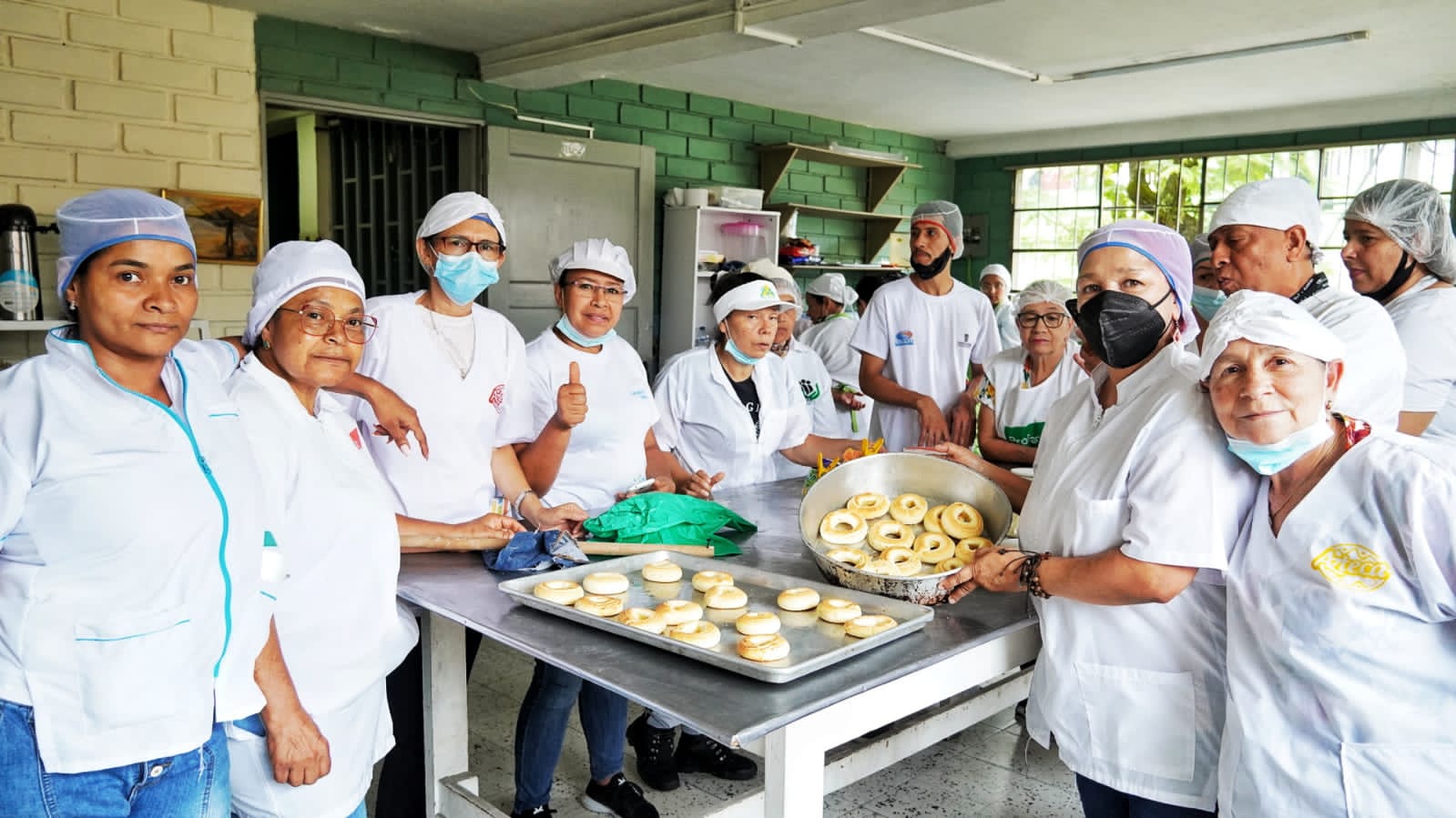 Madres de la Candelaria fortalecieron sus habilidades en alimentos