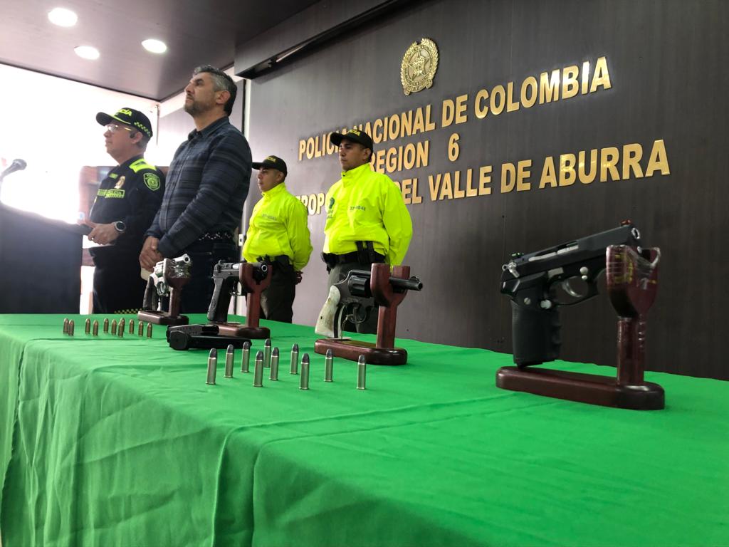 Autoridades capturaron a dos traficantes de armas ilegales en la comuna 13
