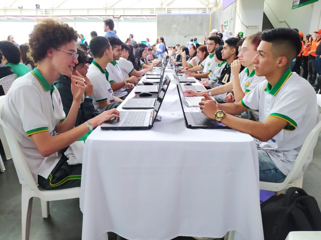 ¡Medellín obtuvo el Guinness World Records a la clase de software presencial más grande del mundo!. Foto Juan Fdo. Gallego D.