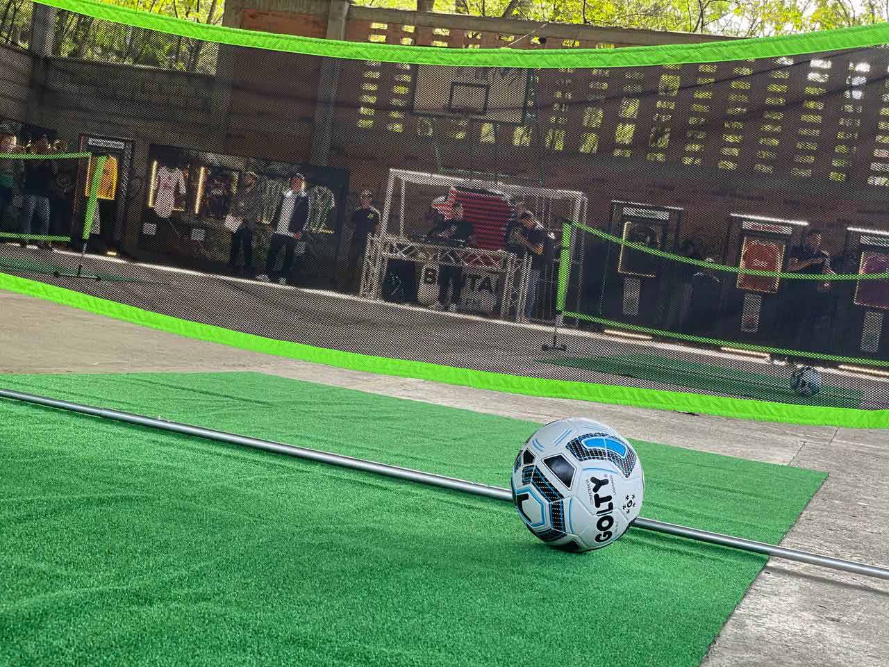 200 líderes estudiantiles aprendieron sobre cultura y convivencia en el fútbol junto a las barras populares de la ciudad