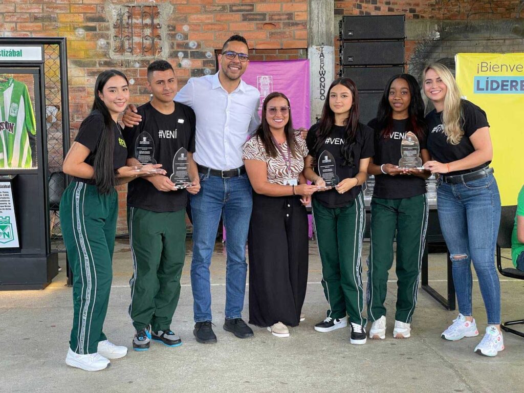 200 líderes estudiantiles aprendieron sobre cultura y convivencia en el fútbol junto a las barras populares de la ciudad
