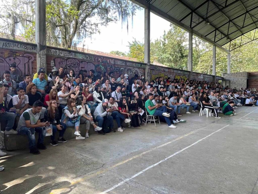 200 líderes estudiantiles aprendieron sobre cultura y convivencia en el fútbol junto a las barras populares de la ciudad
