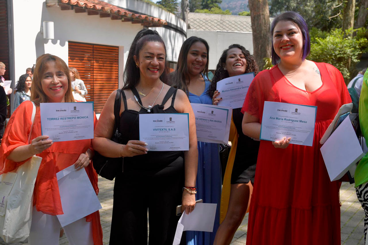 125 emprendedores del sector textil de Medellín recibieron formación tecnológica