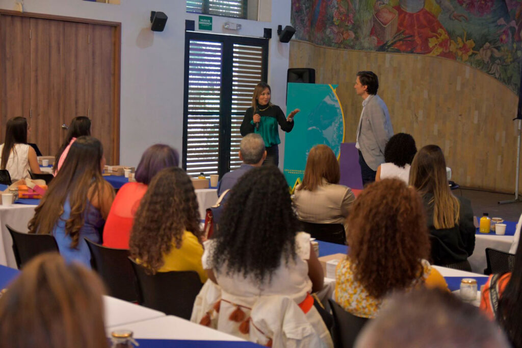 125 emprendedores del sector textil de Medellín recibieron formación tecnológica 125 emprendedores del sector textil de Medellín recibieron formación tecnológica