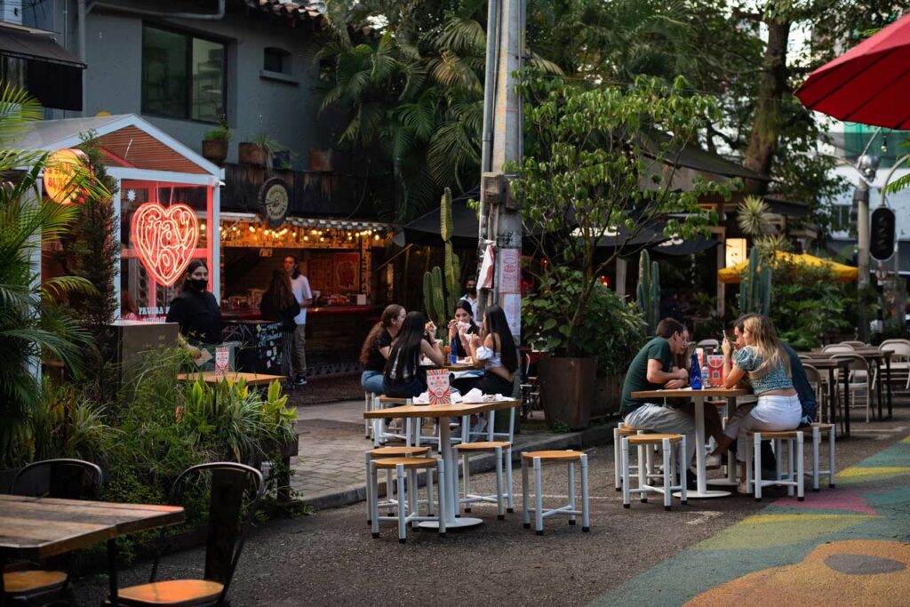 Por medio de un plan piloto, Medellín extenderá horarios de bares y discotecas hasta las 5:00 a. m. durante este fin de semana