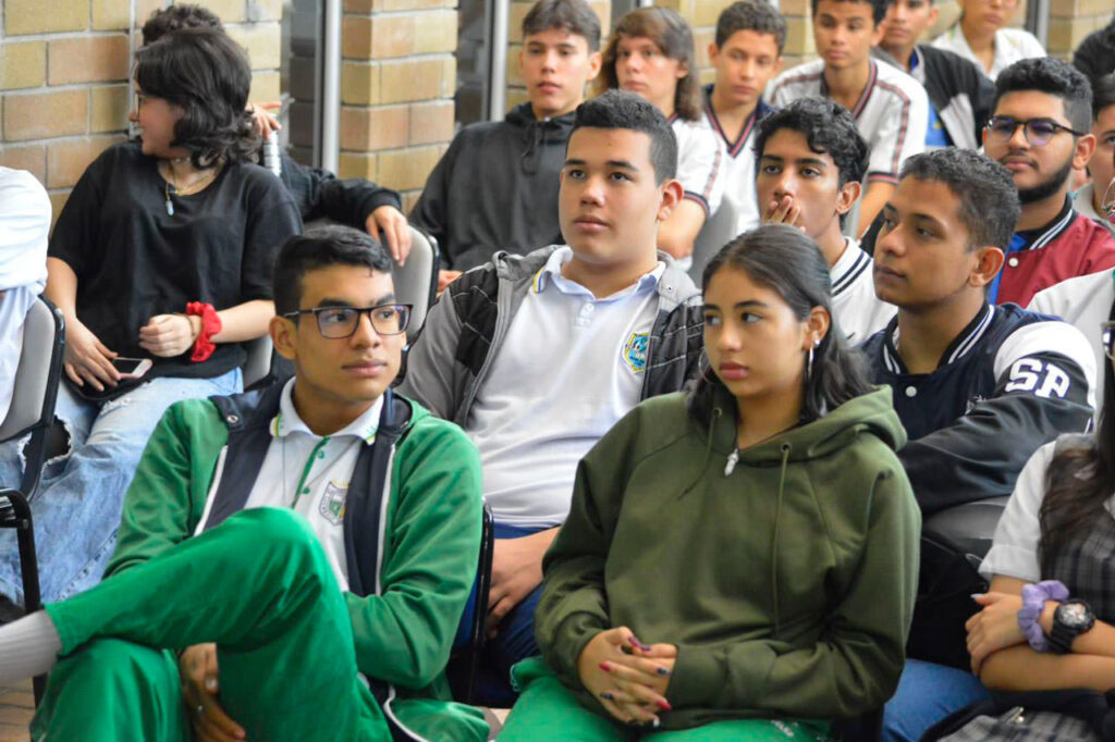 Maratón de programación con estudiantes de Media Técnica 
