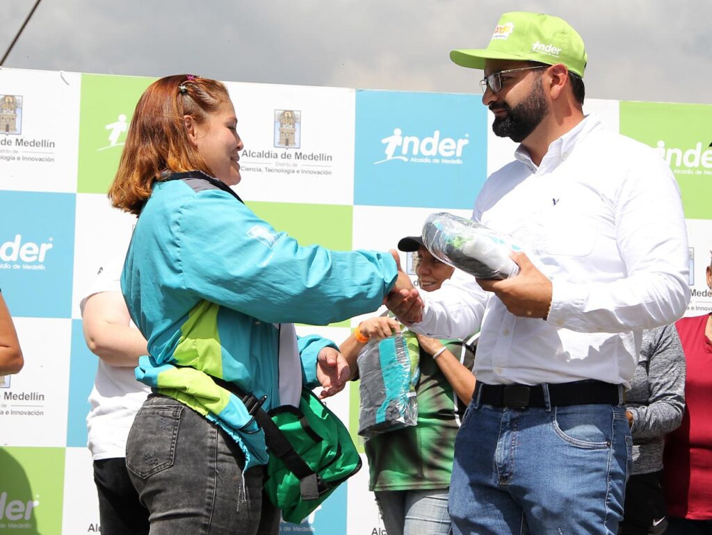 El INDER Medellín reconoce la labor de sus 300 recreandos voluntarios, quienes llenan de alegría a 15.000 niños del Distrito El INDER Medellín reconoce la labor de sus 300 recreandos voluntarios, quienes llenan de alegría a 15.000 niños del Distrito