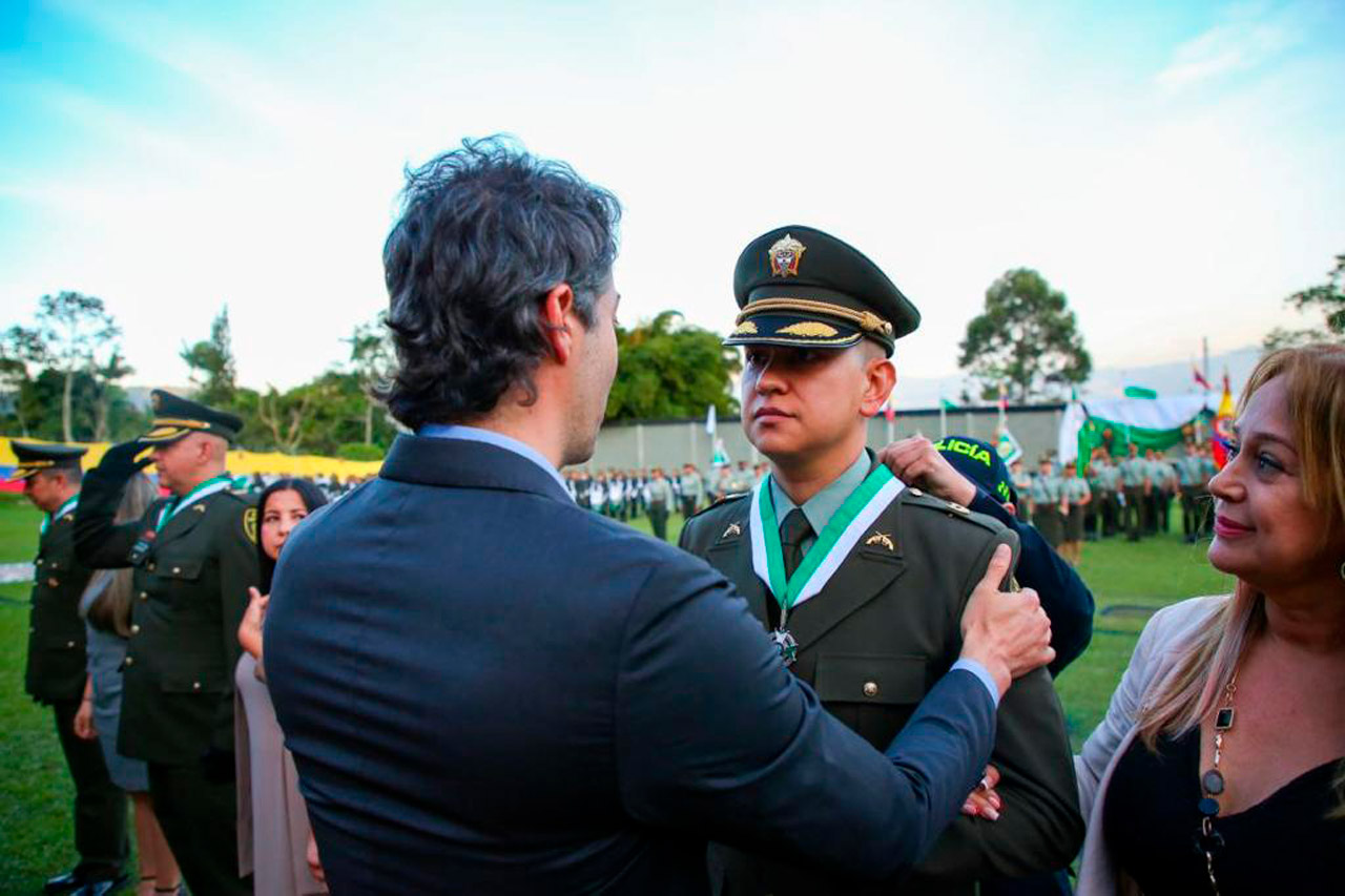 El alcalde de Medellín condecoró a uniformados, en ceremonia de ascenso de la Policía Metropolitana