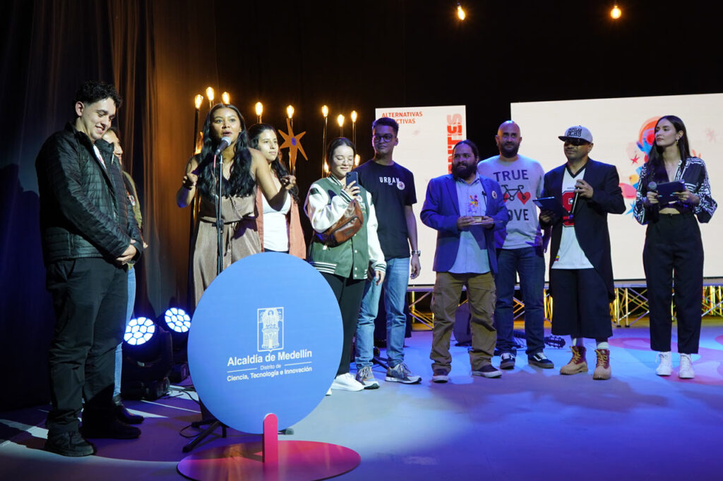 Medellín exaltó las alternativas colectivas juveniles que apuestan por la transformación de su futuro, con los Reconocimientos Proyector