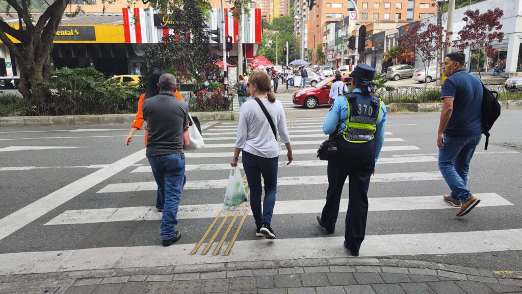 Agentes de tránsito de Medellín controlarán la movilidad en zonas aledañas a centros comerciales durante la temporada navideña Agentes de tránsito de Medellín controlarán la movilidad en zonas aledañas a centros comerciales durante la temporada navideña