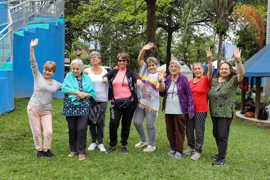 Clubes de Vida de Medellín disfrutan de los Días de Sol