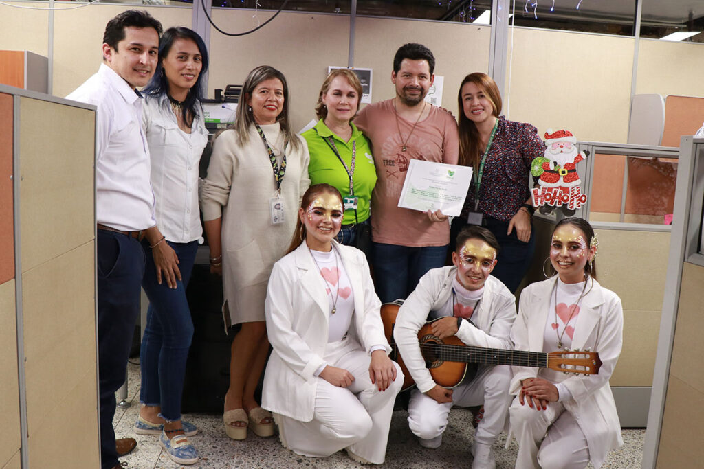 Felipe, con personal de la Seccional de Salud de Antioquia, recibiendo el reconocimiento. Foto Juan Carlos Ríos