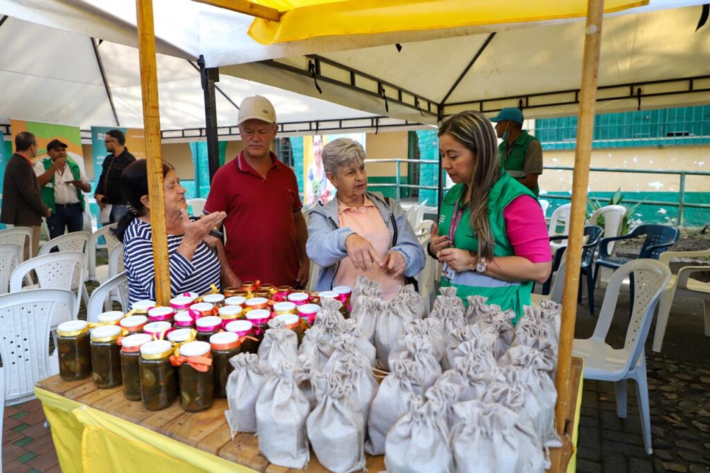 Medellín entregó 1.122 kits de insumos para la creación y fortalecimiento de huertas para el autoconsumo Medellín entregó 1.122 kits de insumos para la creación y fortalecimiento de huertas para el autoconsumo