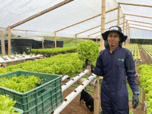 Productores agrícolas afectados por la ola invernal en Medellín reciben insumos para la protección y recuperación de sus cultivos