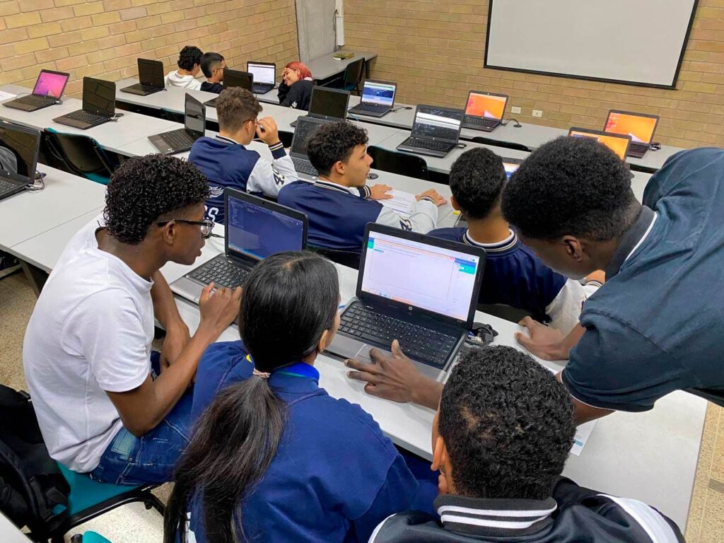 Medellín se afianza como Valle del Software con semilleros de tecnología e innovación que han beneficiado a 702 niños, niñas y jóvenes