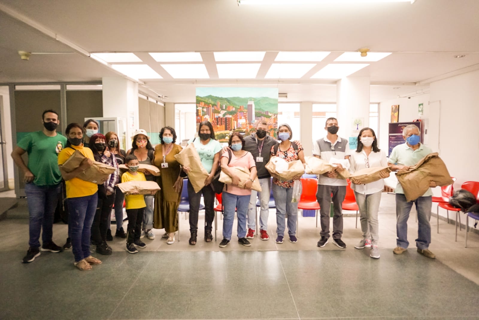 Inicia la entrega de 4.060 paquetes con insumos para las celebraciones navideñas en comunas y corregimientos de Medellín