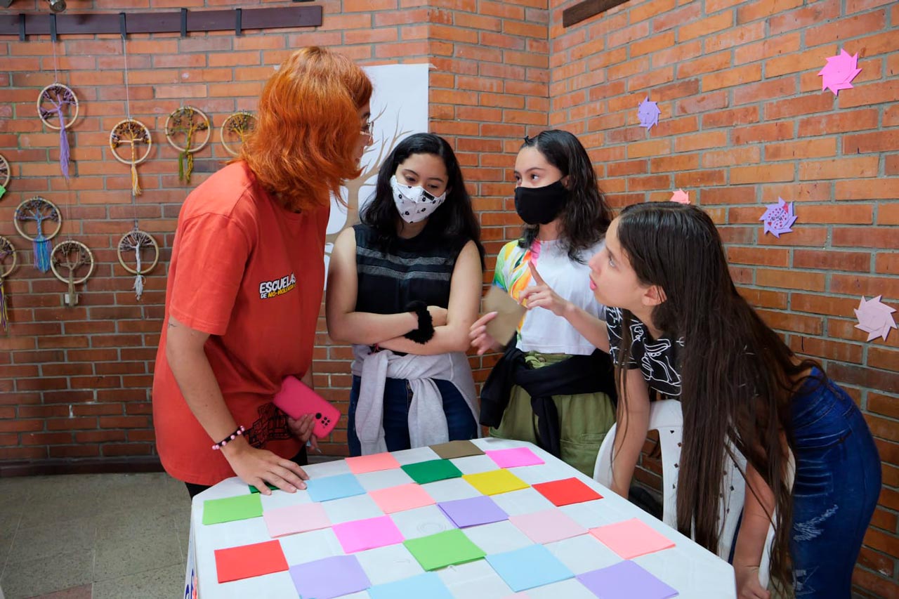 Más de 2.000 ciudadanos recibieron formación en memoria, verdad y justicia restaurativa para ser agentes constructores de paz Más de 2.000 ciudadanos recibieron formación en memoria, verdad y justicia restaurativa para ser agentes constructores de paz