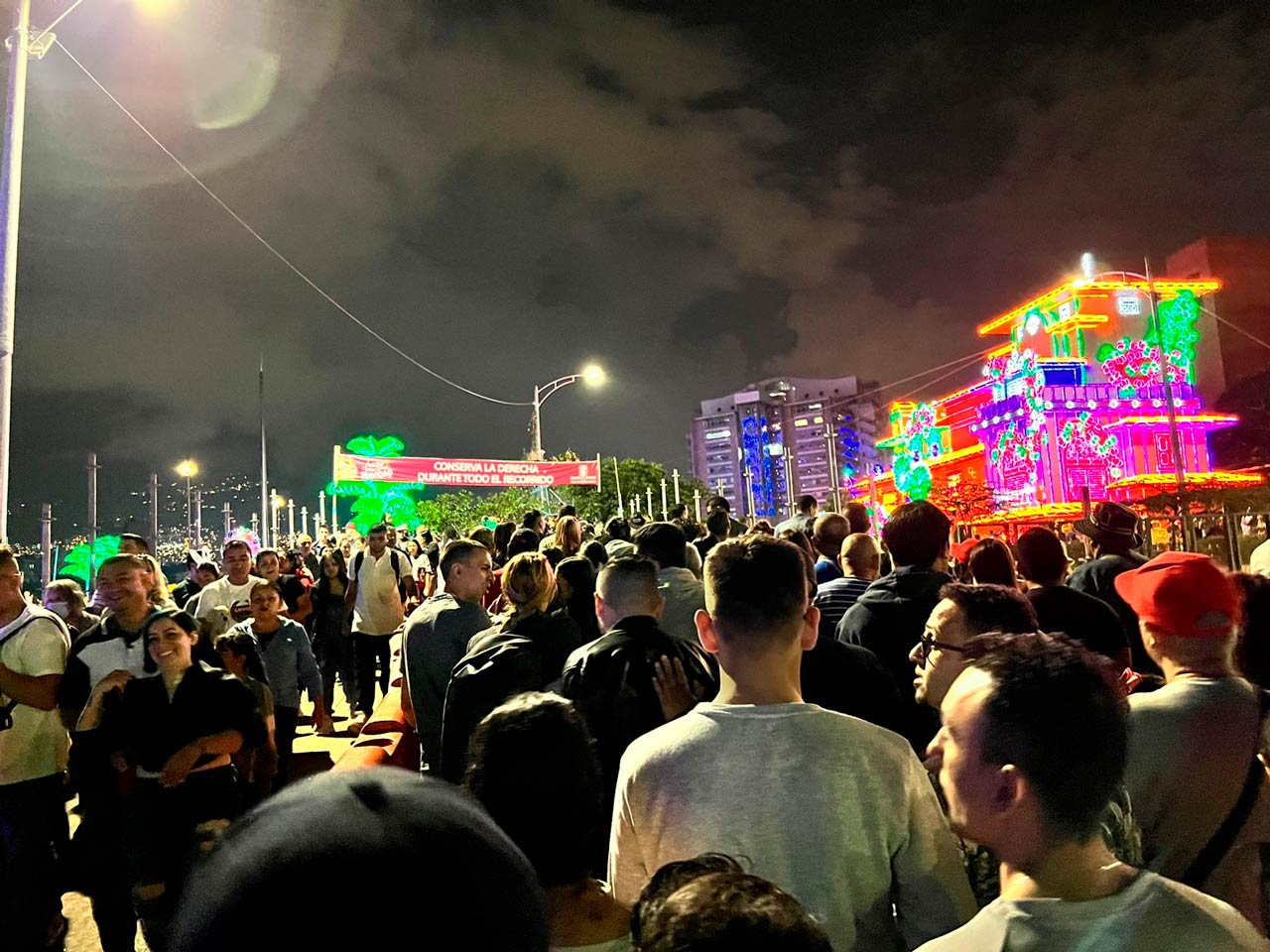 300 venteros informales se benefician con los alumbrados navideños más visitados en la historia de Medellín