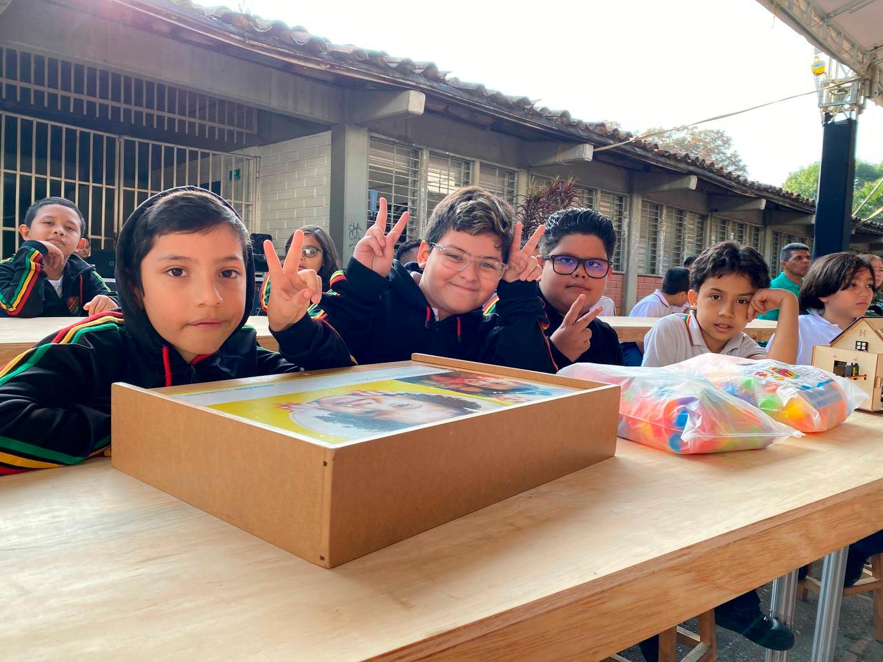 El sistema educativo de Medellín se afianza como líder nacional en el enfoque formativo Ser + STEM gracias al aula móvil interactiva