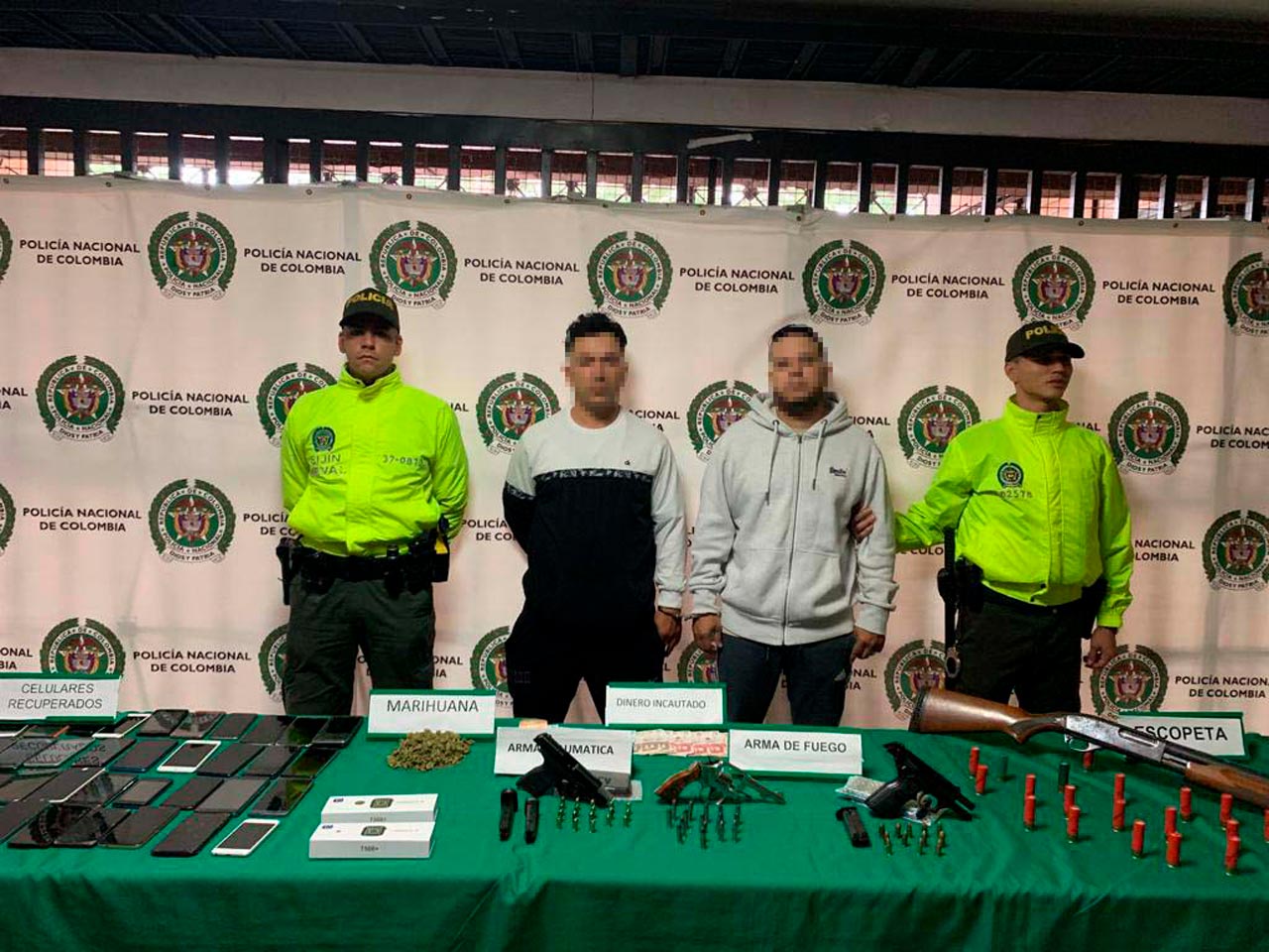 Autoridades capturaron a tres personas y recuperaron 122 equipos en dos operativos contra el hurto de celulares