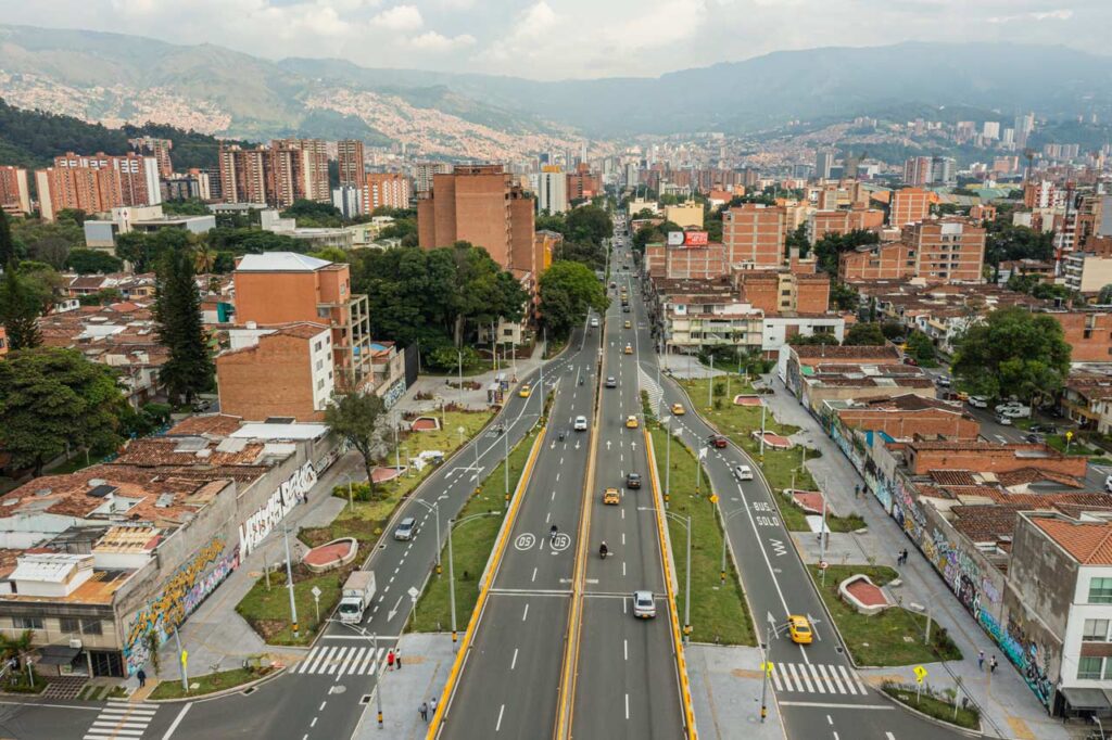 El intercambio vial de Colombia con la 80 reverdece con cerca de 6.000 metros cuadrados de nuevas zonas verdes