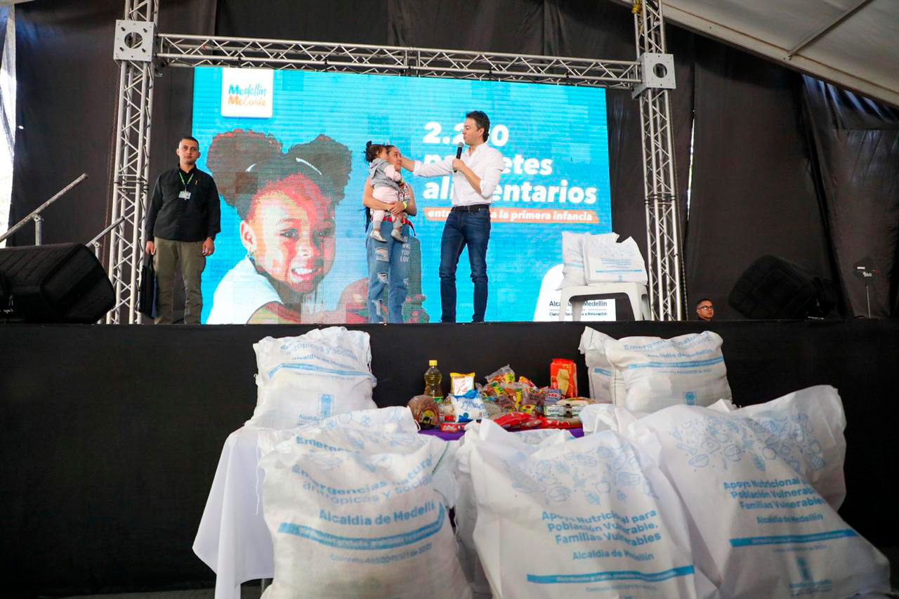 Medellín amplía a un año entrega de paquetes alimentarios a niñas y niños para combatir la desnutrición