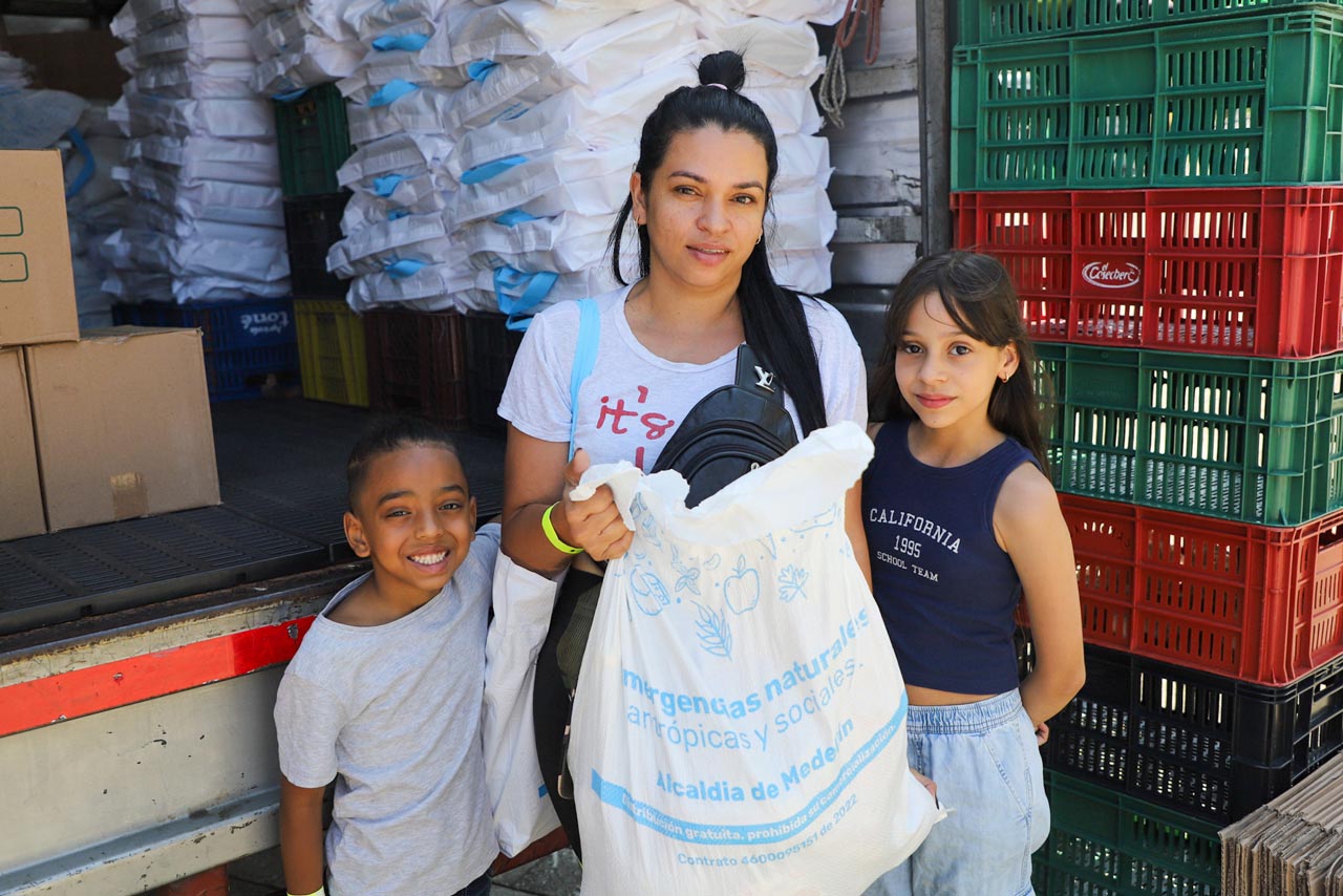 Medellín amplía a un año entrega de paquetes alimentarios a niñas y niños para combatir la desnutrición Medellín amplía a un año entrega de paquetes alimentarios a niñas y niños para combatir la desnutrición