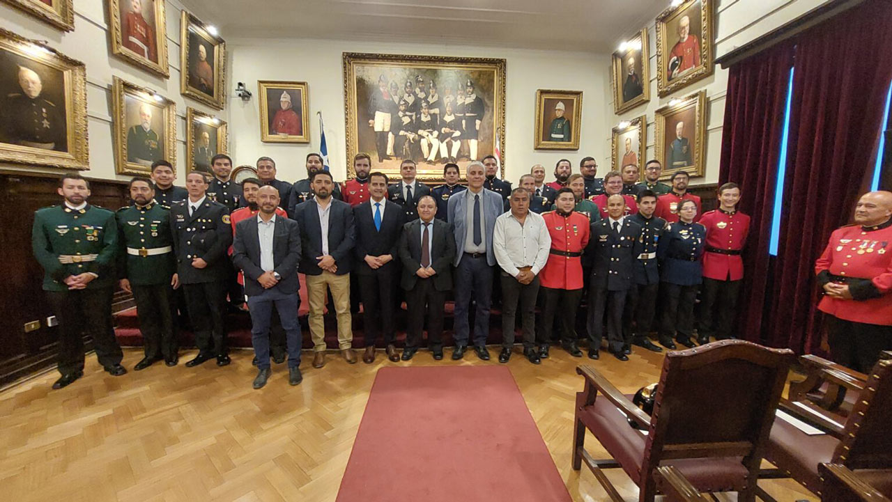 Integrantes de Bomberos Medellín se certificaron en Chile para intervención en escenarios peligrosos