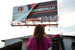 La Alcaldía de Medellín desmontó una valla ubicada en Las Palmas, que violentaba y sexualizaba a las mujeres